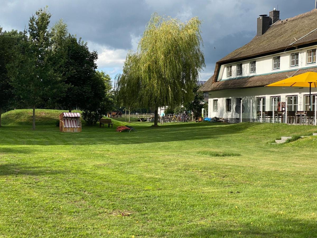 Friesenhof Hotel-Restaurant-Reitanlage Trassenheide Buitenkant foto