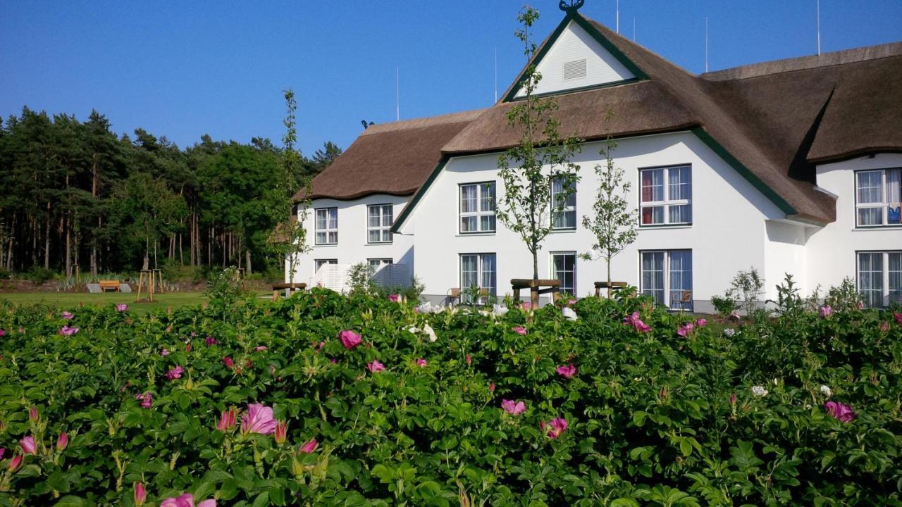 Friesenhof Hotel-Restaurant-Reitanlage Trassenheide Buitenkant foto